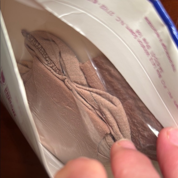 Hanes Too Classic Comfort Women’s  Nylon Pantyhose, Sheer Sandlefoot Color, NEW - Picture 9 of 11